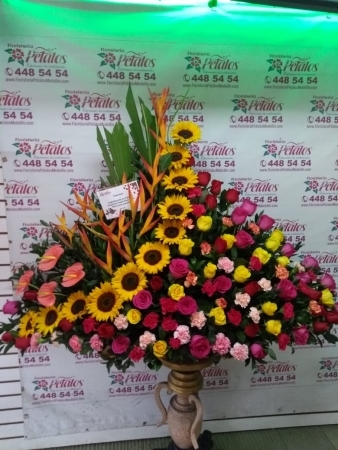 floristeria-envigado-loma-el-atravesado-las-madres-tienen-un-sello-especial-que-las-hace-dulces-fuertes-comprensivas-que-las-llena-de-coraje-feliz-dia