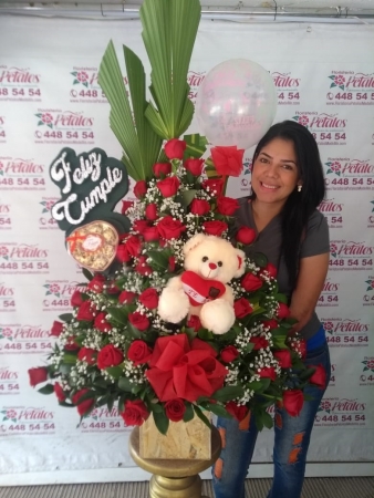 floristeria-flores-envigado-n-en-tu-cumpleanos-un-abrazo-alegria-estas-flores-y-el-deseo-de-que-tengas-el-mas-especial-y-feliz-de-tus-dias-floristeria-flores-petalos-envigado